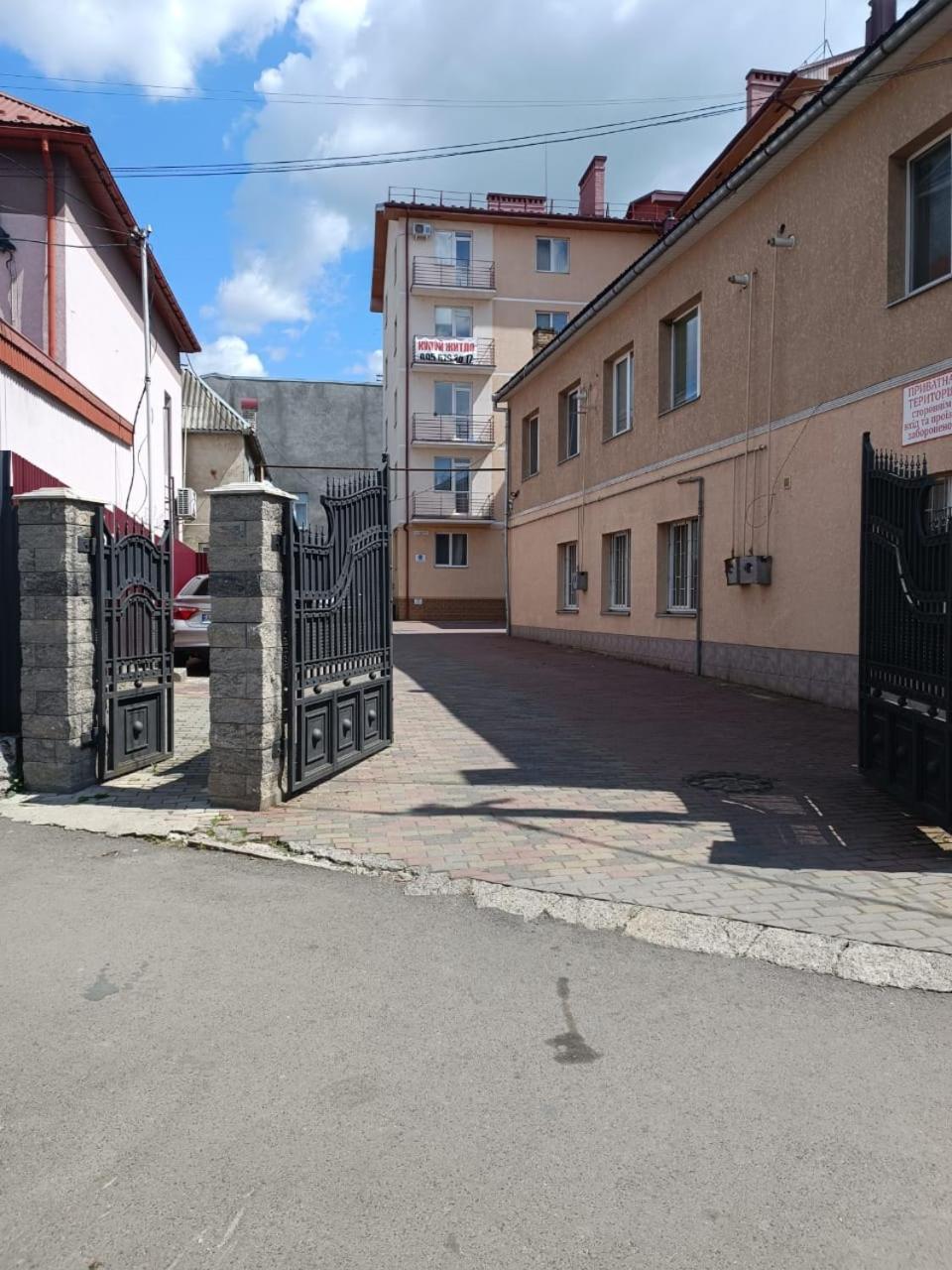 Apartments Domovik On Beregovskaya 3 Mukachevo Exterior foto